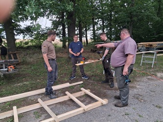Hochsitzbau der Jagdschule im Kurs 2025