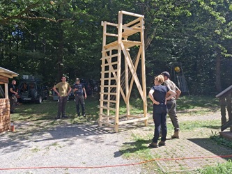 Hochsitzbau der Jagdschule im Kurs 2025